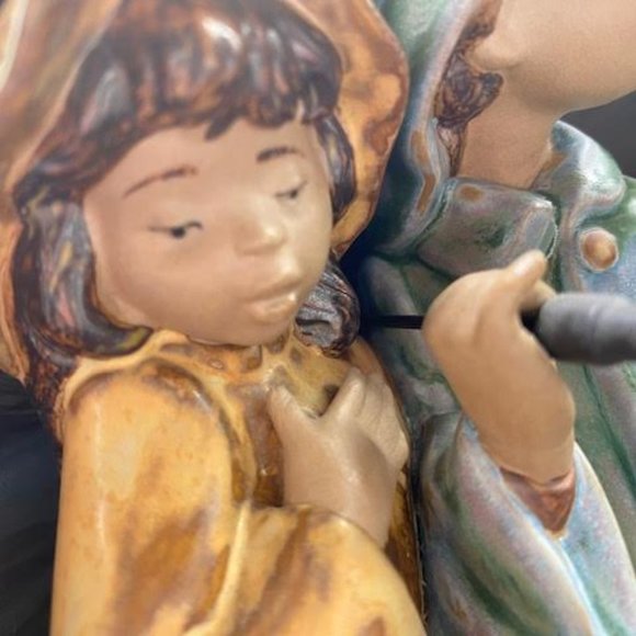 Lladro Figurine "UNDER THE RAIN " #2077 Retired in 1989 - Picture 5 of 8